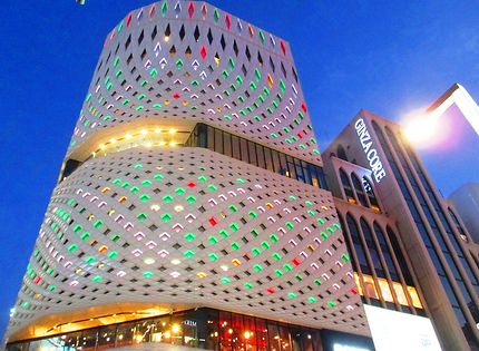 Un bel immeuble coloré à Ginza
