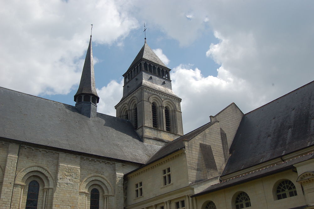 Église abbatiale vue du cloître