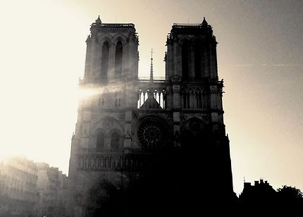 Levé du soleil sur la Cathédrale Notre Dame