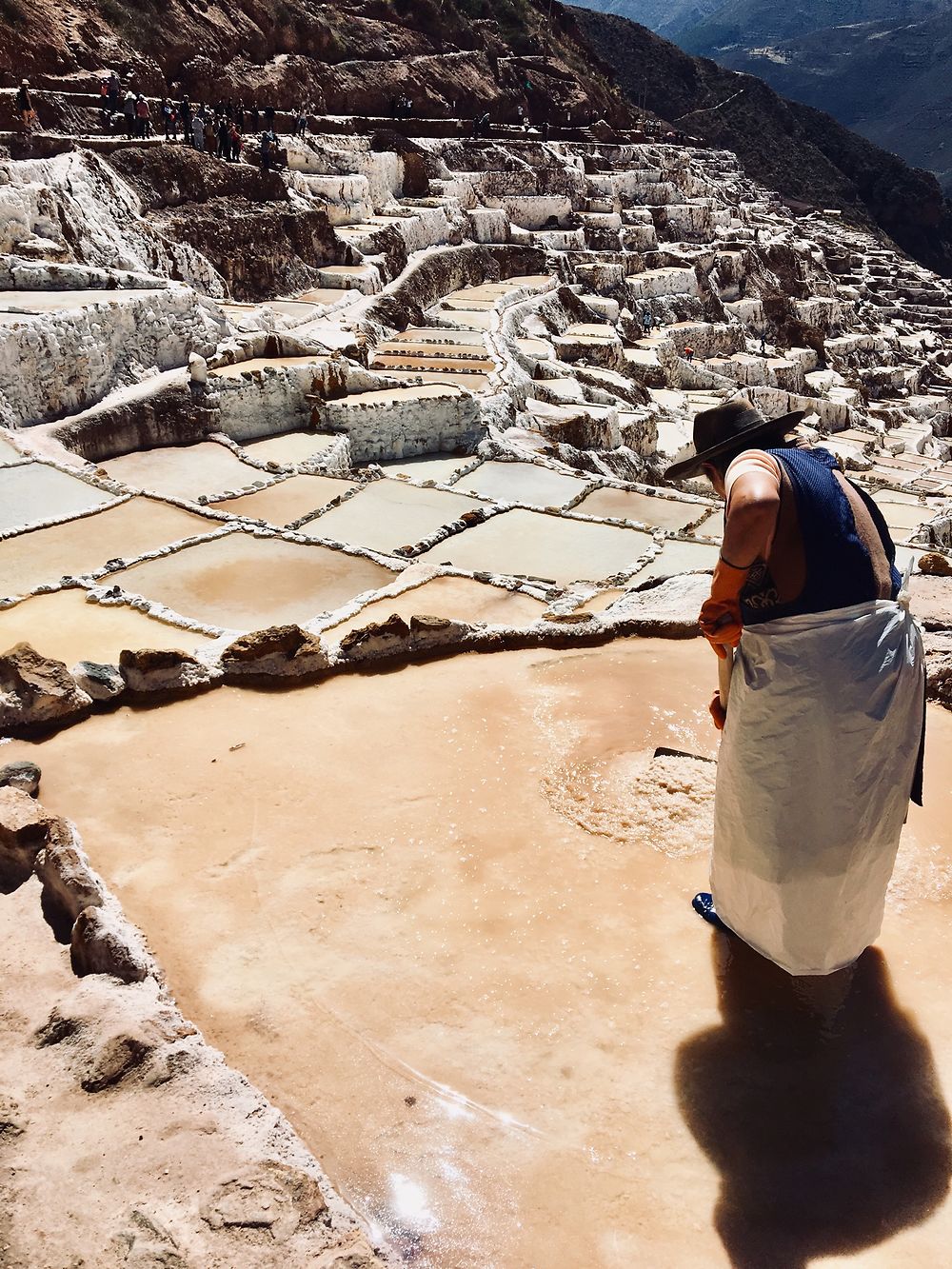 Trabajando la sal, salines de Maras, Cuzco