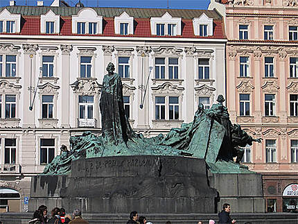 La statue du prédicateur Jan Hus et son auditoire