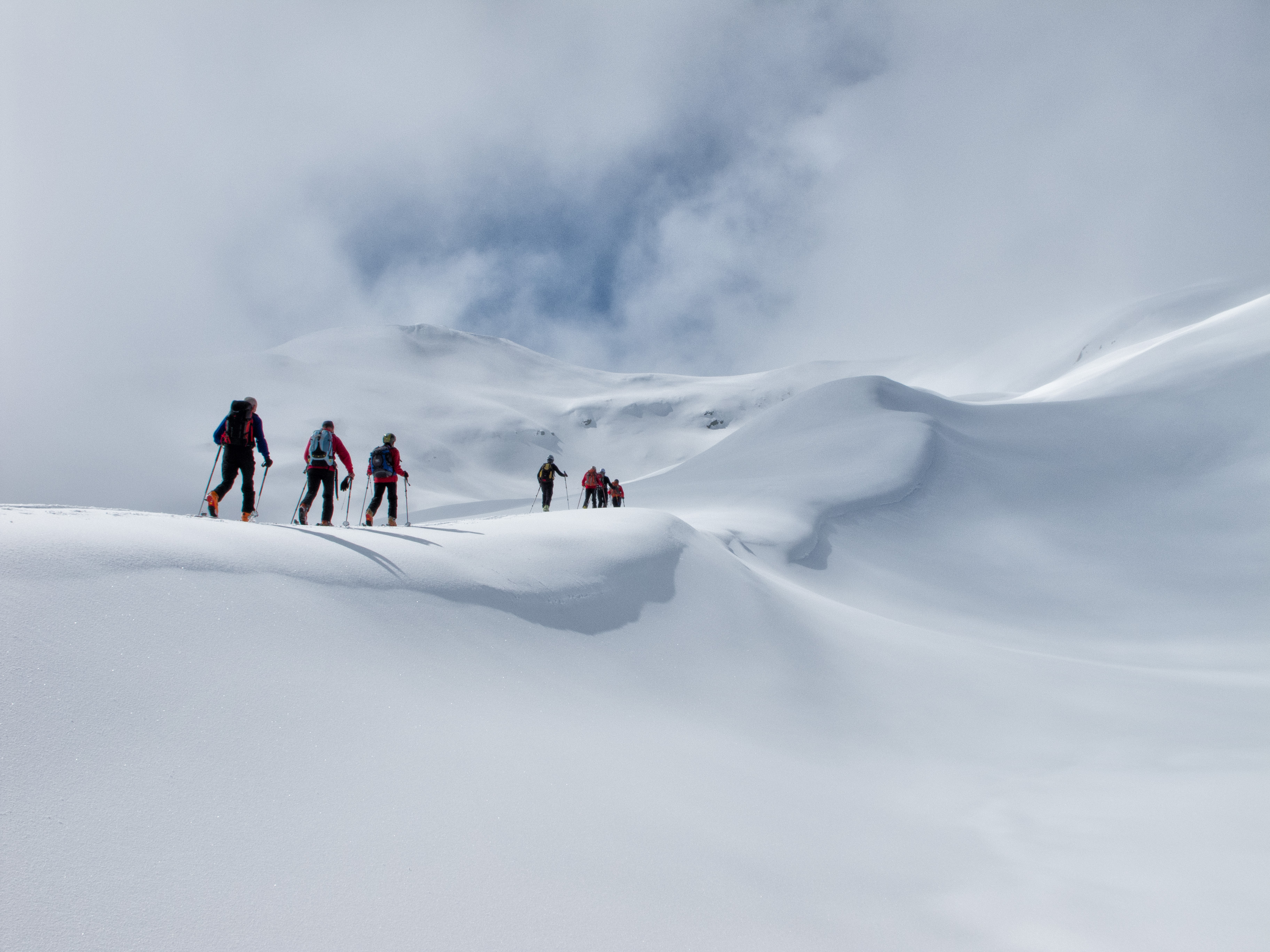 Vers le Rocher des Enclaves dans les Alpes Vers le Rocher des Enclaves dans les Alpes