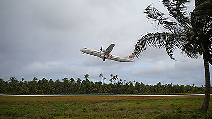 Décollage de l'avion d'Air Tahiti depuis Tikehau