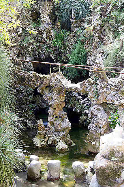 Sintra - Palais de la Regaleira - Chemin de pierres dans l'eau