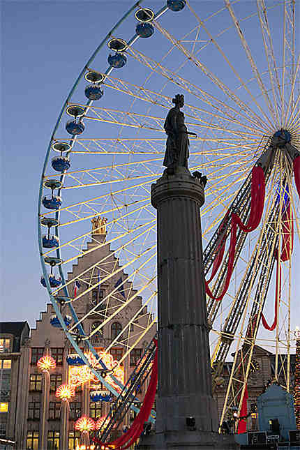Statue de la Déesse et grande roue, Grand'Place