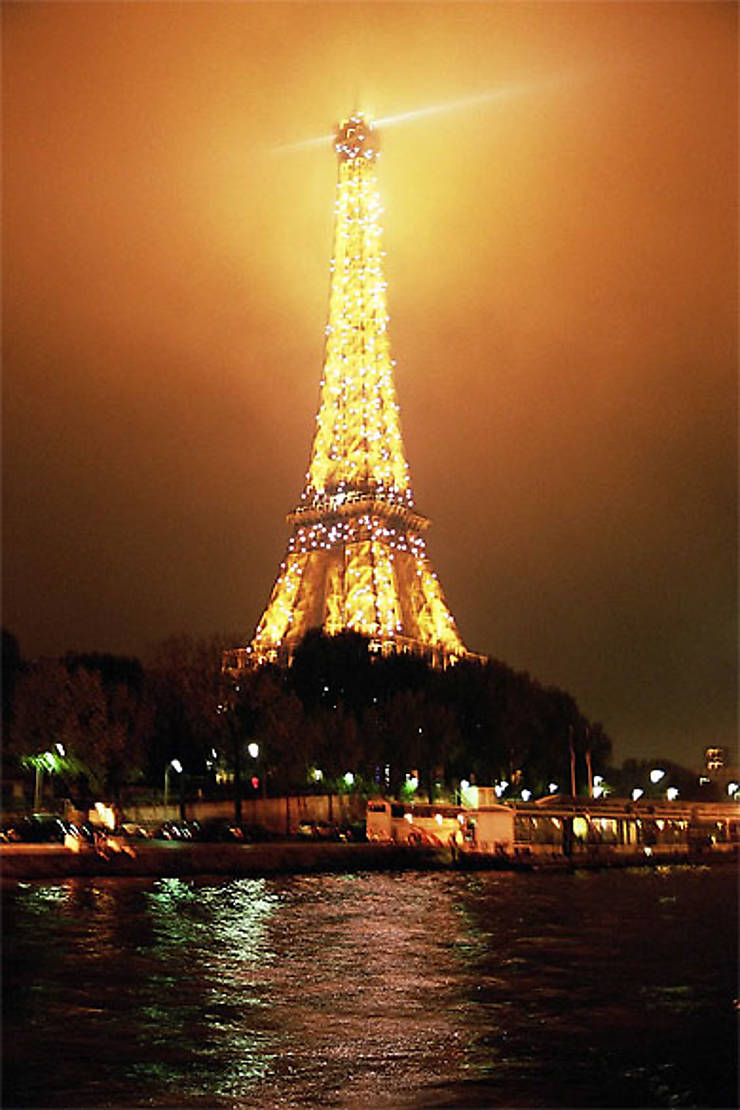 la tour eiffel s'illumine a quelle heure