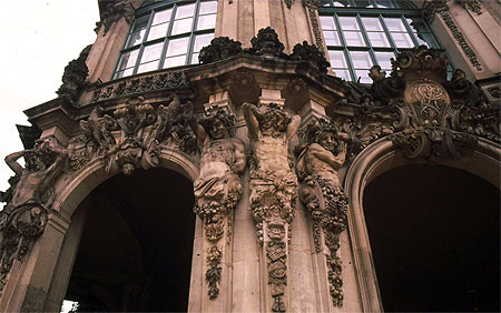 Détail du pavillon du "Zwinger". Détail du pavillon du "Zwinger".