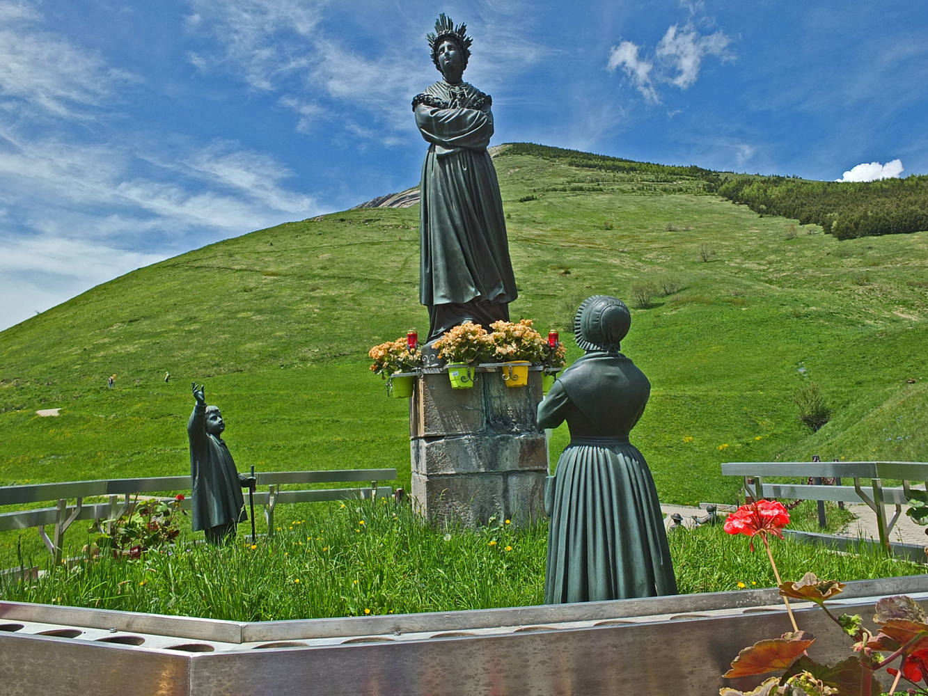NotreDame de la Salette avec les deux enfants Statues La SaletteFallavaux Isère Alpes