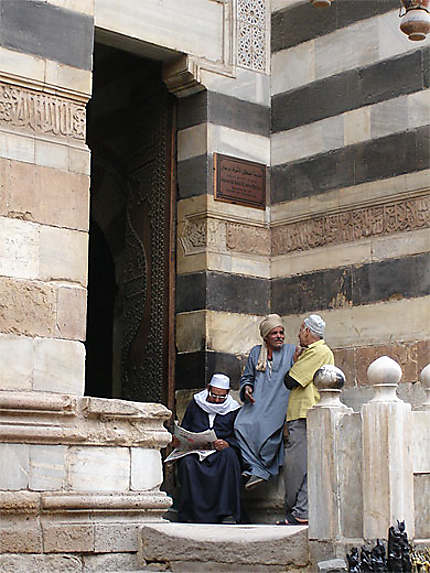 Hommes à l'entrée d' une mosquée
