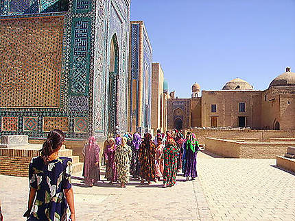 Femmes dans la mosquée Chah-i-Zinda