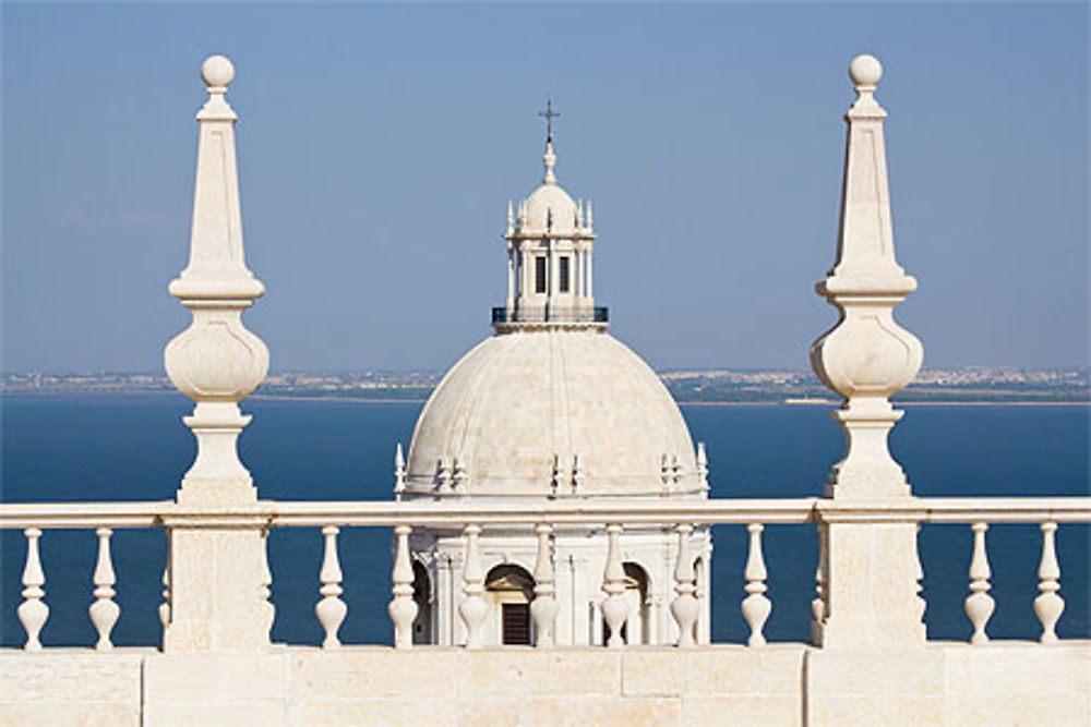 Lisbonne - Balustrade du Monastère et dôme du Panthéon national