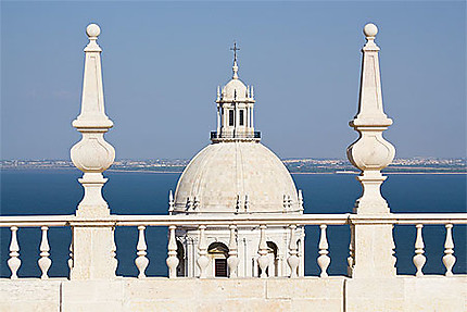 Lisbonne - Balustrade du Monastère et dôme du Panthéon national