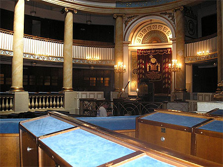 Intérieur de la synagogue Intérieur de la synagogue