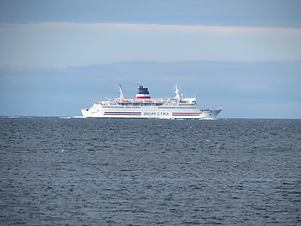 Bateau de croisière au large de Grande-Vallée