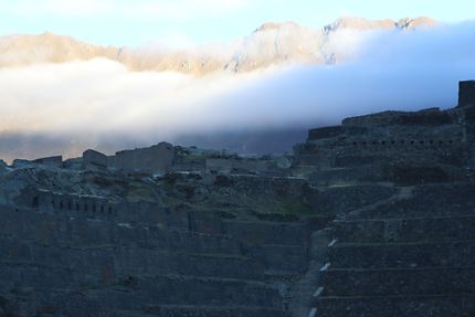 Nuages sur les montagnes du Pérou