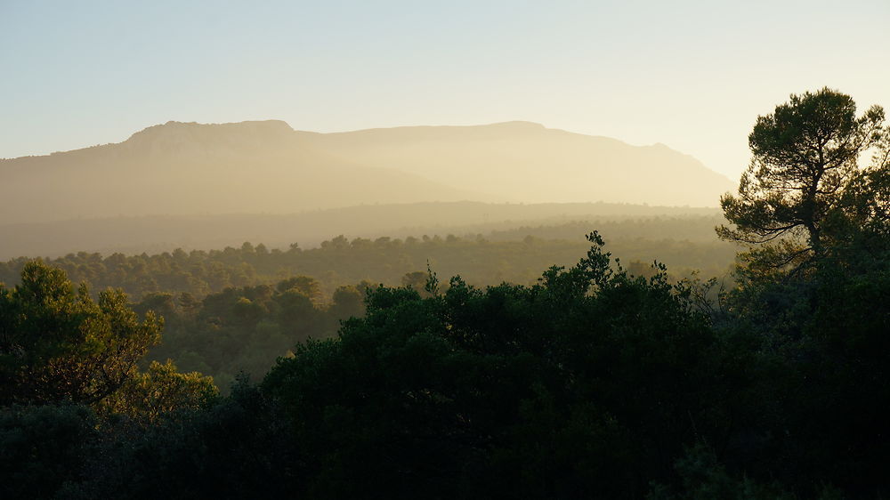 Soleil couchant sur la Sainte Baume