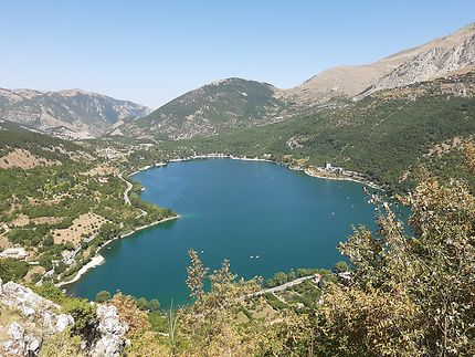 Le lac de Scanno en Italie