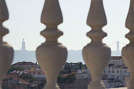 Lisbonne - Vue sur les toits de l'Alfama, le Cristo Rei et le Pont du 25 avril