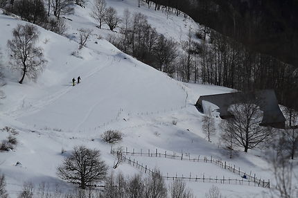 Skieur en hors-piste au-dessus de Saint-Christophe