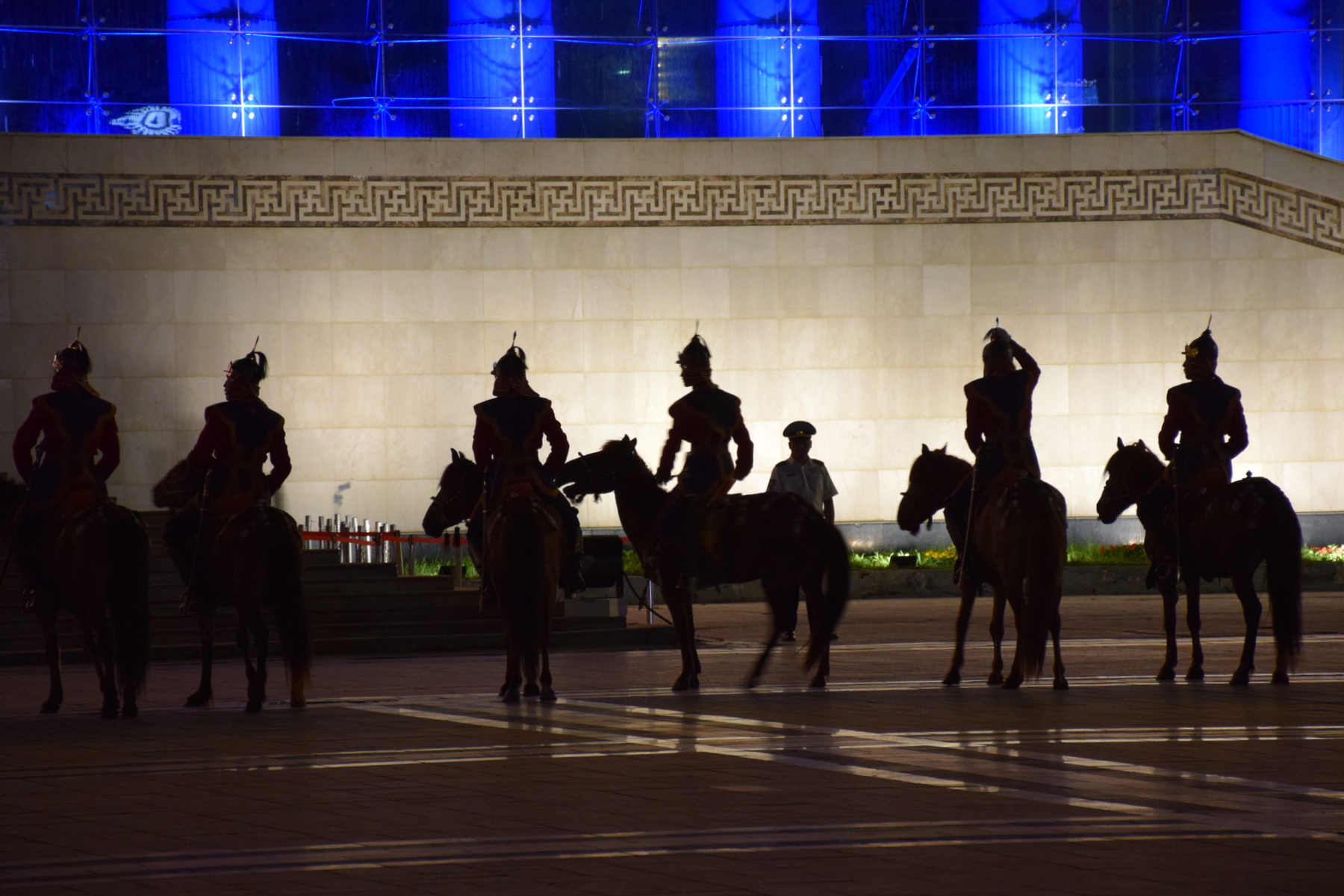 Cavaliers sur la place Sukhbaatar Cavaliers sur la place Sukhbaatar