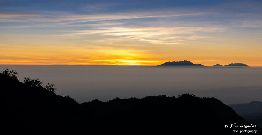 Lever du soleil dans la caldeira du Mont Bromo