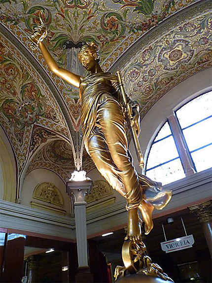 Statue au Casino d'Aix-les-Bains