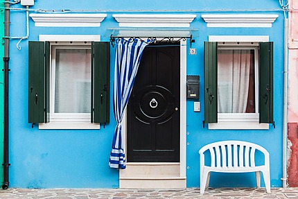 Burano - Se reposer devant la maison bleue