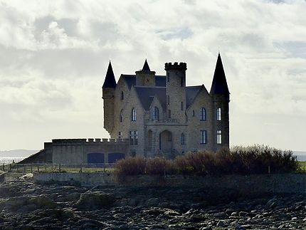 Un espace très minéral au pied du château 