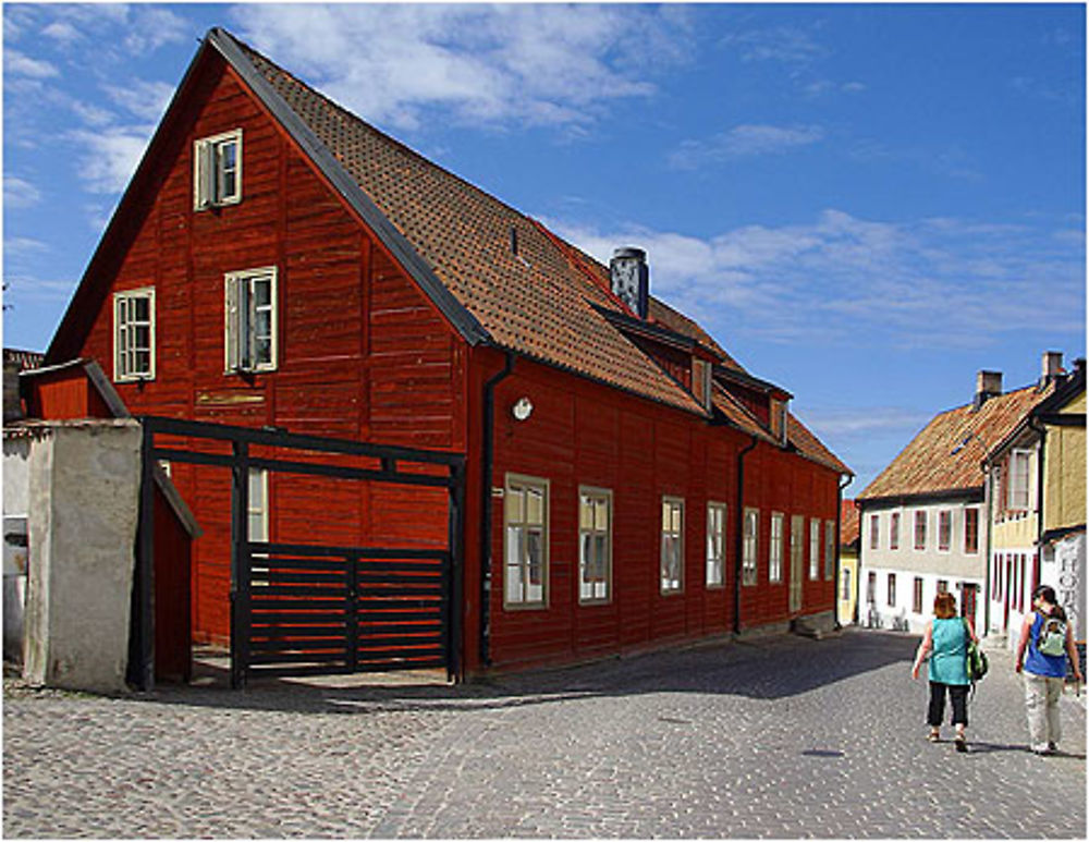 Une vieille maison rouge en bois