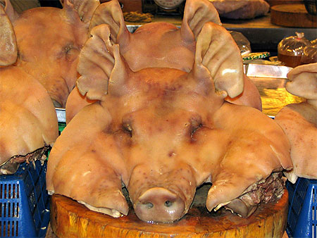 Têtes de cochons bouillies Têtes de cochons bouillies