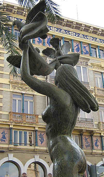 Statue sur la place devant la cathédrale de Valence