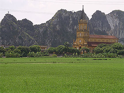 Eglise chétienne au milieu des rizières, dans le secteur de Nin Binh