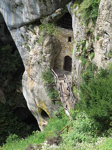 Entrée des grottes sous le château de Predjama