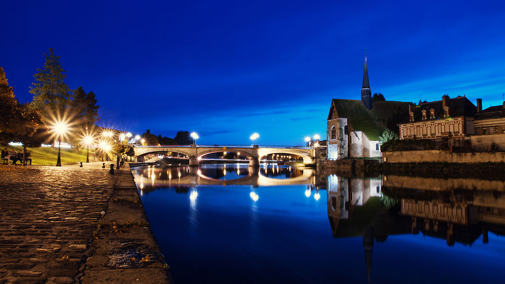 Les bords de l'Yonne à Sens à la tombée de la nuit