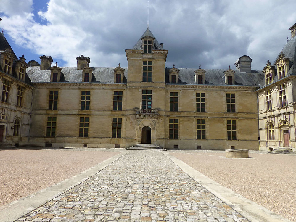 Symétrie en façade au château de Cadillac