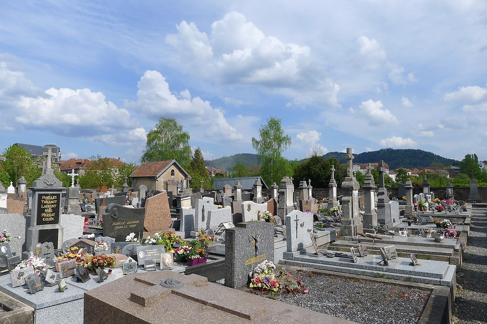 Cimetière de Raon l'Etape avec les Vosges derrière