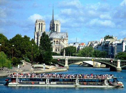 Des touristes sur la Seine