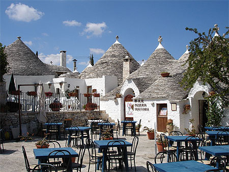 Terrasse et restaurant au milieu des trulli Terrasse et restaurant au milieu des trulli