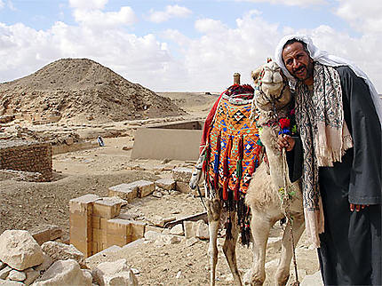 Chamelier et son chameau devant les pyramides