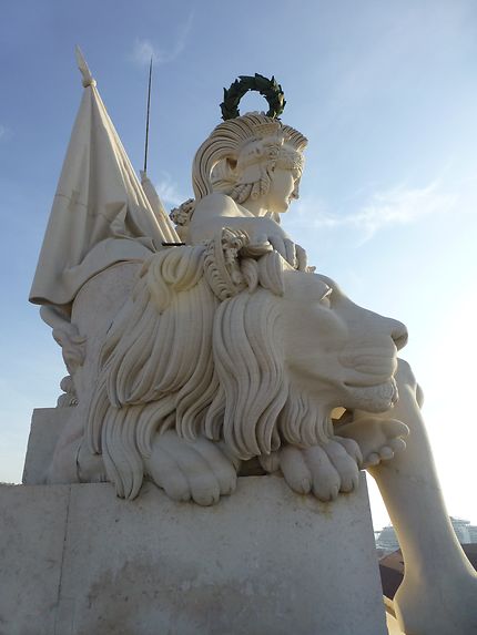 Gros lion, place du Commerce, Lisbonne