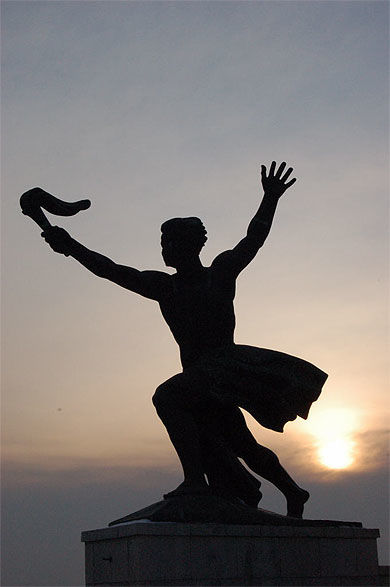 Statue au Mont Gellert, soleil couchant