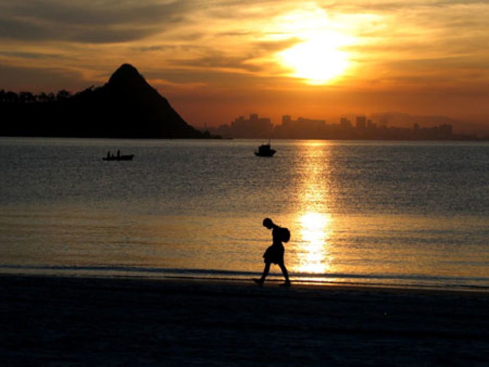 Promeneur solitaire au coucher du soleil