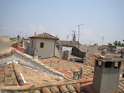 Les toits de tuiles rouge