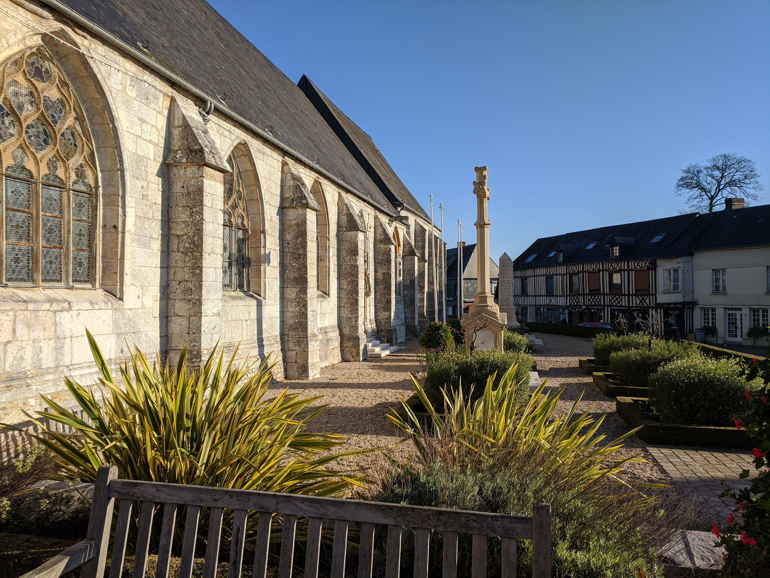 Le long de l'église d'Allouville-Bellefosse Le long de l'église d'Allouville-Bellefosse