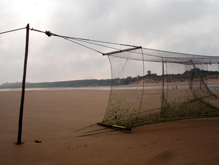 Nacelle sur la plage et ruine en forme de dragon Nacelle sur la plage et ruine en forme de dragon