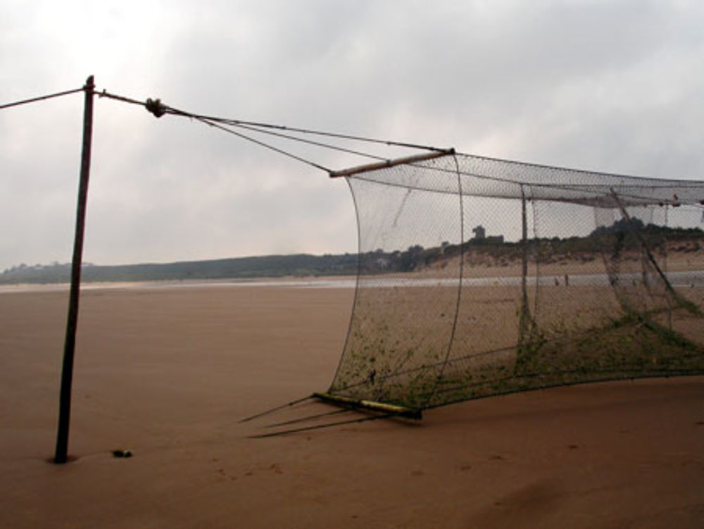 Nacelle sur la plage et ruine en forme de dragon