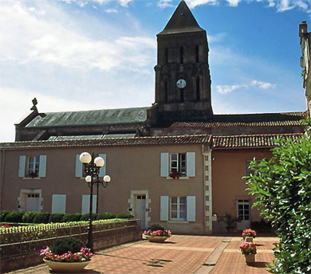 L'église de Saint-Hilaire des Loges