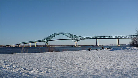 Pont Laviolette surplombant le St Laurent Pont Laviolette surplombant le St Laurent