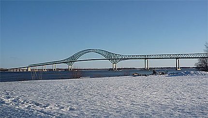 Pont Laviolette surplombant le St Laurent