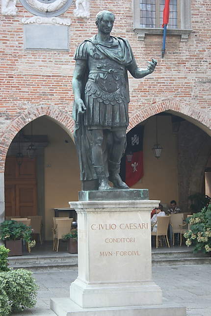 Statue de Jules César